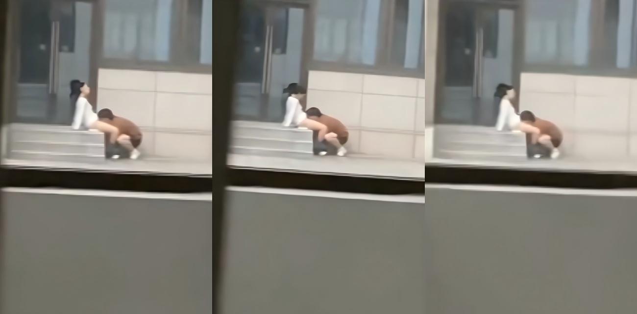 徐州江苏师范大学科文学院 狗男女光天化日上演赤壁之战 男子将头埋入胯下疯狂舔穴！ - 51吃瓜网-51吃瓜网