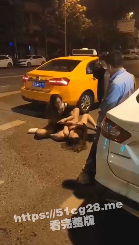 陕西西安两女暴打闺蜜 疑似闺蜜勾引男友出轨 偷情长达半年！-51吃瓜网