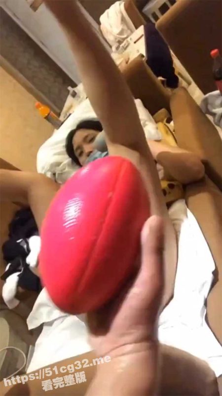 极品白嫩性欲很强的妻子被男友拿着橄榄球塞进多毛大黑逼 好震撼-51吃瓜网