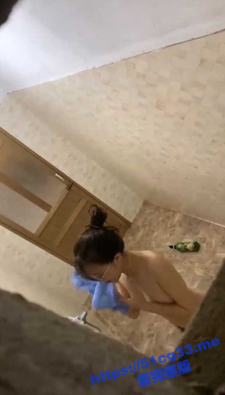 瓜友分享 广东出租屋 偷拍才毕业的美女学生洗白白 奶子真大！-51吃瓜网