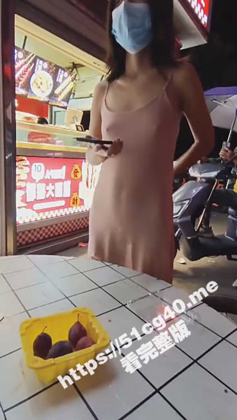 反差母狗真空透视装当街露出 丝毫不在意路人眼光 被人拍摄也无所谓 - 51吃瓜网-51吃瓜网