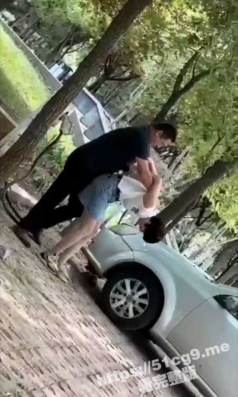哎 车怎么摇起啦！极品男女大白天公园路边打情骂俏 然后上车操练了起来！ - 51吃瓜网-51吃瓜网