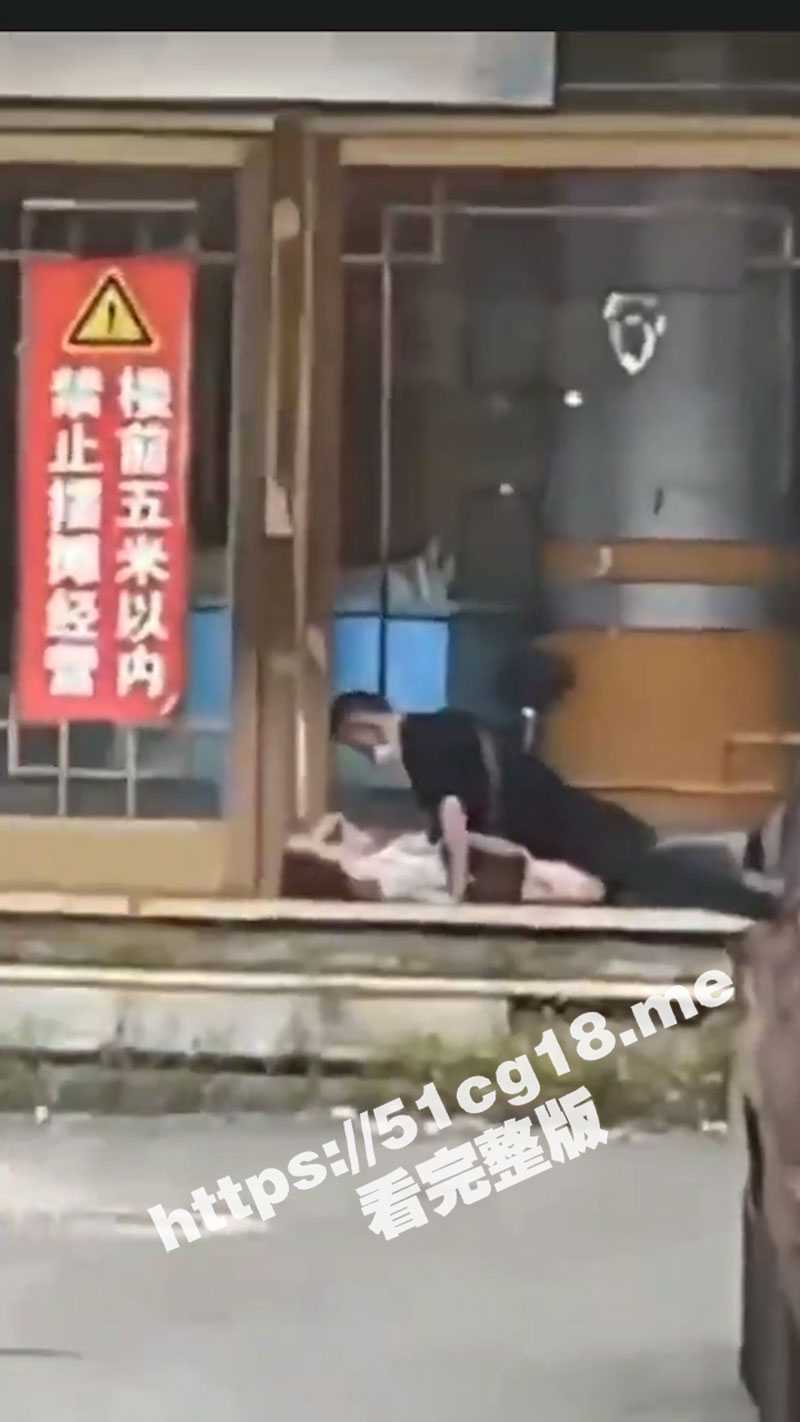 大写的牛逼!年轻男女光天化日路边做爱 还换着姿势来 这是有多饥渴 就不能开个房吗？旁边阿姨都没脸看 - 51吃瓜网-51吃瓜网
