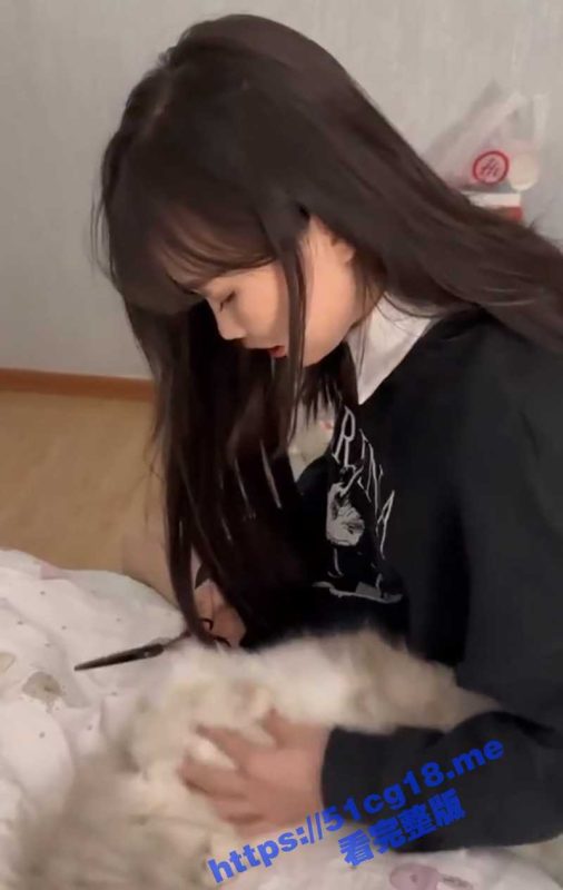 我家猫会后空翻！超极品嫩妹来看猫 半推半就被搞上床 操的时候还给闺蜜打了个电话！-51吃瓜网