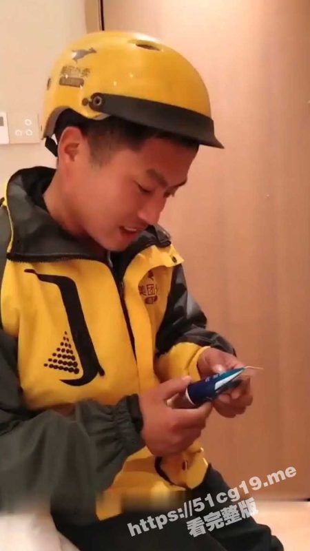 样子淫骚的大二眼镜妹 用性用品诱惑憨厚老实的外卖小哥 抵挡不住诱惑啪啪口爆吞精！-51吃瓜网
