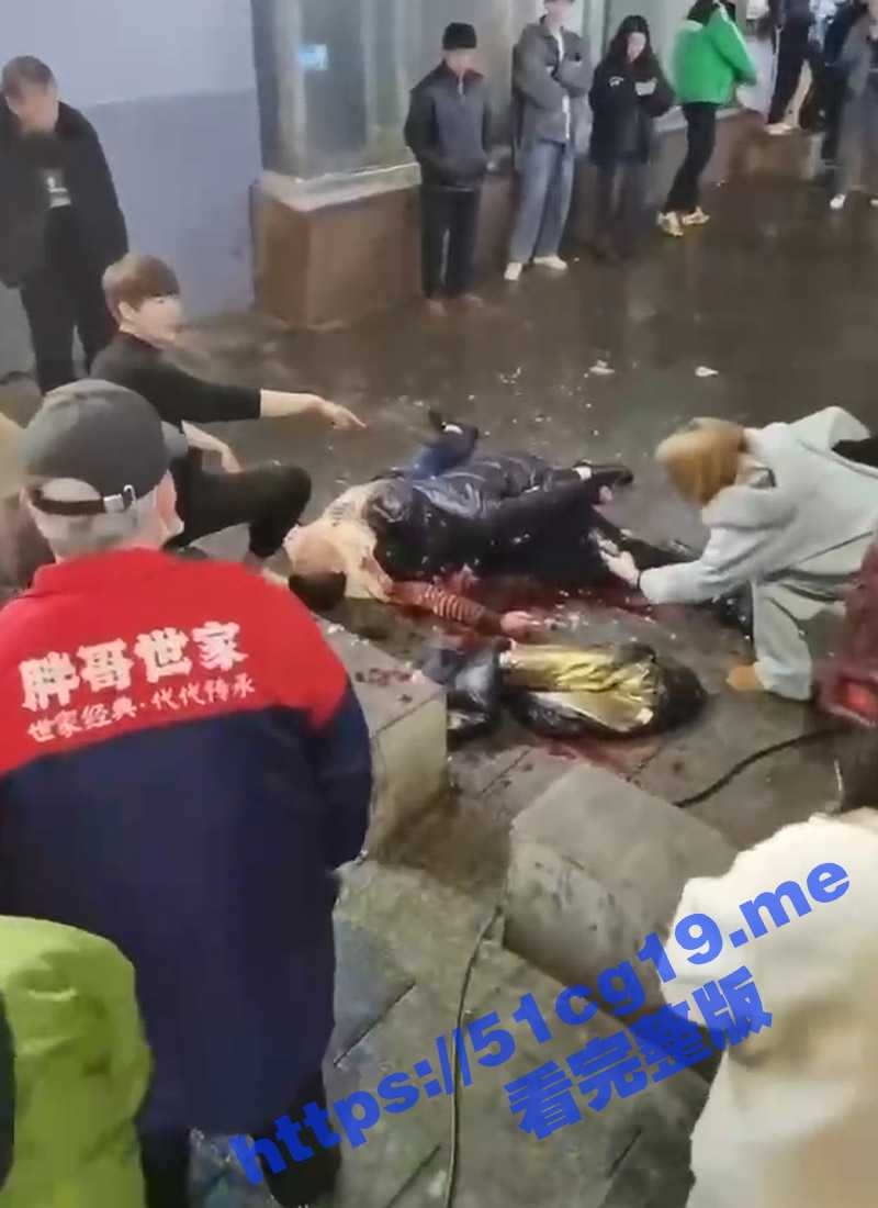 湖南湘潭市 东北人在宵夜一条街上喝醉酒打架 地上全是血 双双倒在血泊中 场面血腥 - 51吃瓜网-51吃瓜网