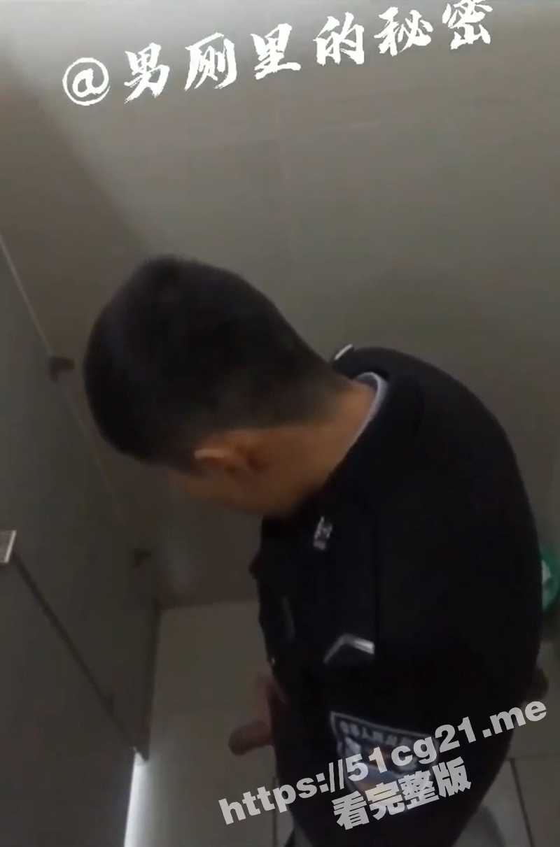 男厕所里的秘密！偷拍男警官厕所撸鸡巴遭遇死亡凝视 不知道跑不跑的掉！ - 51吃瓜网-51吃瓜网