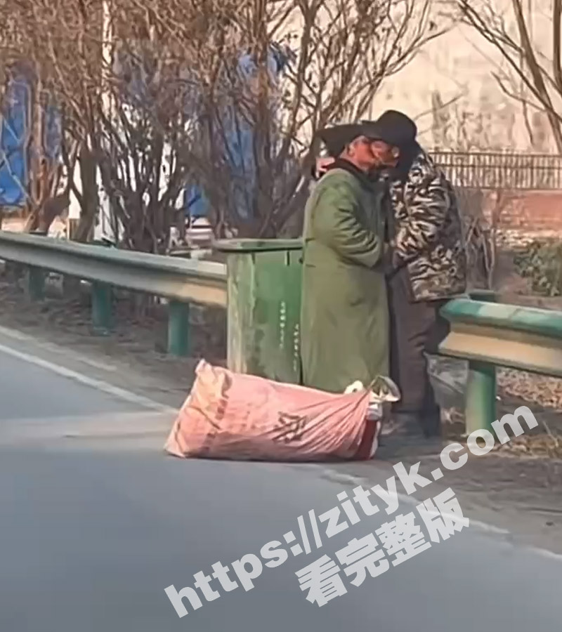 求一双没看过的眼睛 ！路边惊现俩老头深情激吻互相掏裆 恨不得当场击剑 简直太辣眼睛了！ - 51吃瓜网-51吃瓜网