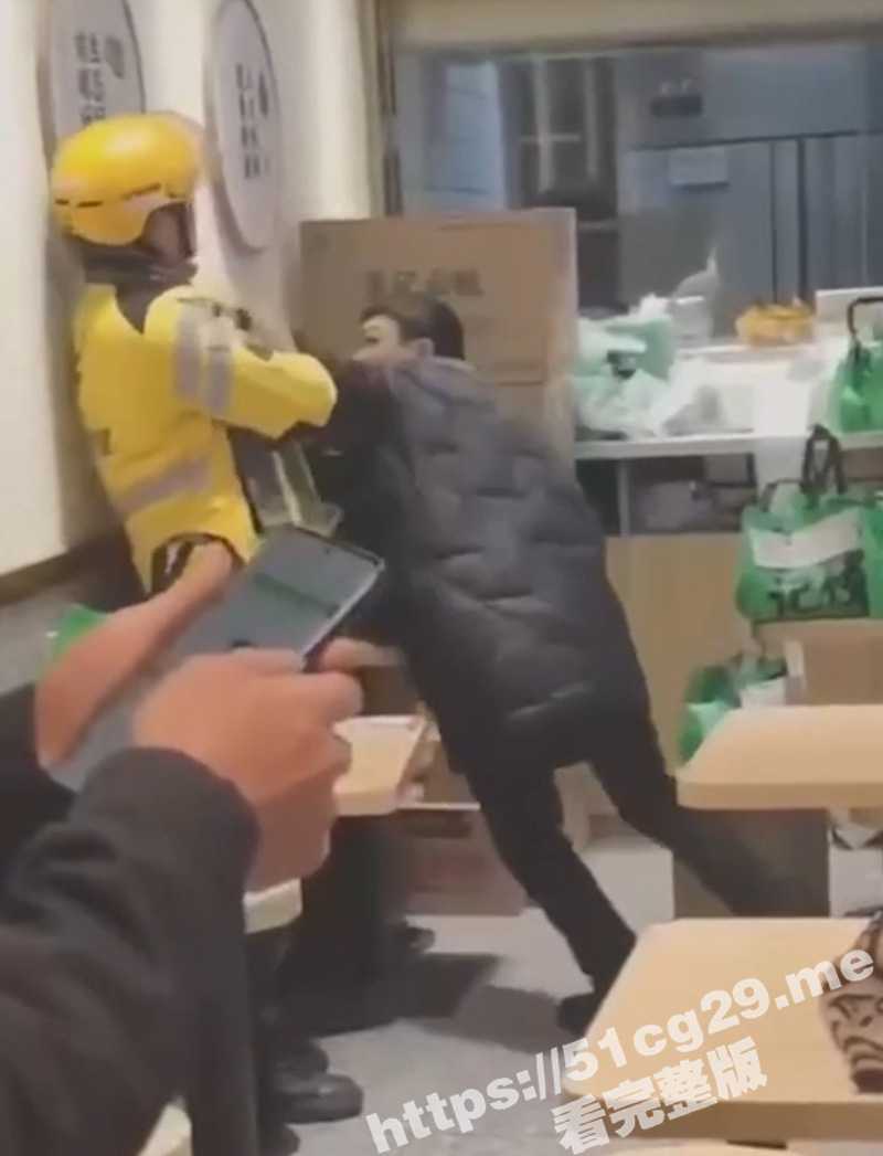成都两外卖员因送餐问题大打出手 美团小哥战斗力异于常人却不肯发力 吓坏店员！ - 51吃瓜网-51吃瓜网