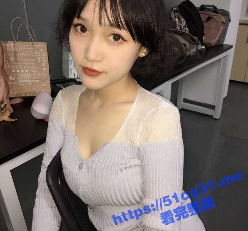 瓜友分享极品骚货小母狗 吃鸡巴很有一套 戴上眼镜很骚 瓜友被舔得飘飘欲仙！-51吃瓜网