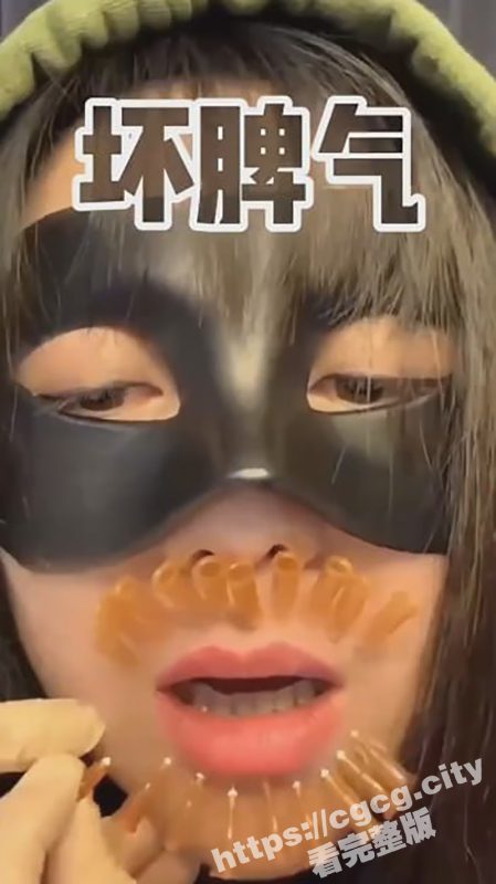 美女主播玩SM 挑战嘴巴穿刺 把嘴巴舌头插满40个针 看着好疼啊！-51吃瓜网