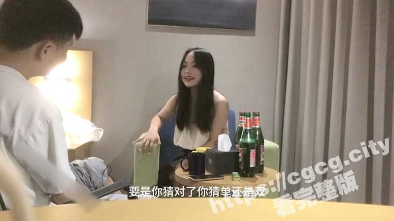 真心话大冒险系列！老哥夜店带回来的大四女生 给女生亲脚背体验女王的感觉立马沦陷 聊天细节满满！-51吃瓜网
