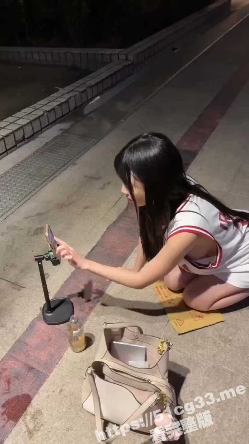 高颜值主播 玲奈 在台北车站前直播时 有猥琐男对她打手枪 报警后警察查证是自导自演！ - 51吃瓜网-51吃瓜网