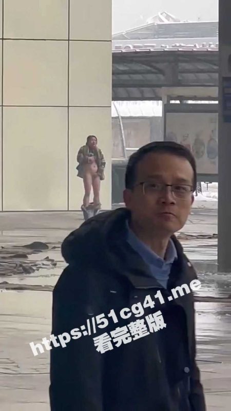 主人的任务？襄阳大街上一痴女淡定自慰 旁边人来人往 还有人上去搭讪-51吃瓜网