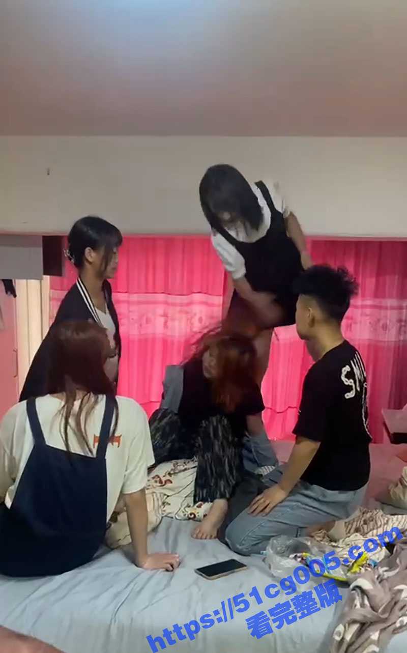精神小妹被霸凌真实场面 想不到精神小妹也会被霸凌 平时欺负别人 自己也会被人欺负 - 51吃瓜网-51吃瓜网