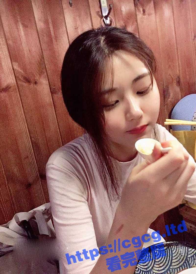 清纯反差婊学生妹 长相甜美乖巧 在床上却淫荡无比 眼神勾人无比 都快要拉丝了！ - 51吃瓜网-51吃瓜网