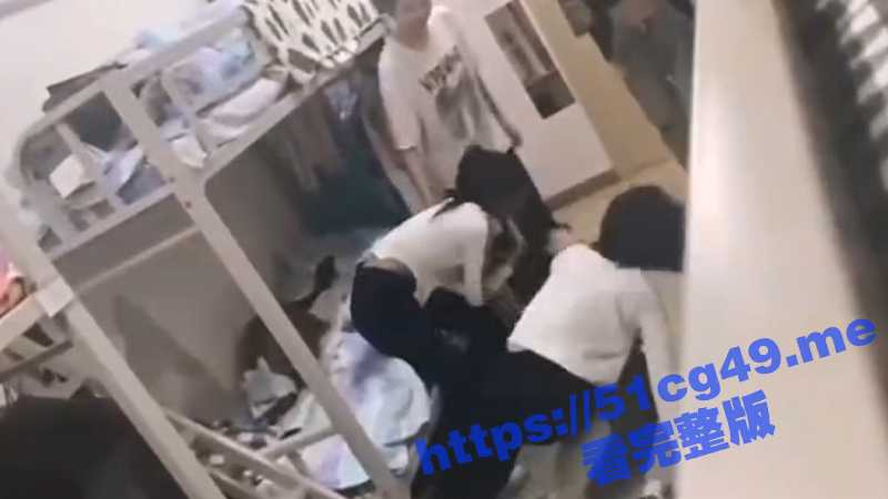 东北女大学生在宿舍2V3互抡打架 打完后一起坐在地上互相慰问查看伤势 并友好地进行了打架后的经验总结-51吃瓜网