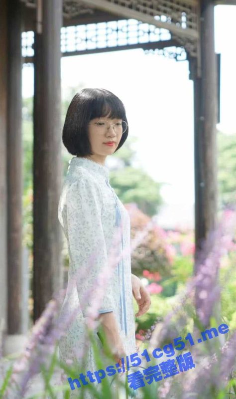冒死爬窗偷拍房东稚嫩的小女儿洗澡 还顺手牵羊地把她本命年的红内裤拿走留个纪念 附加生活照-51吃瓜网