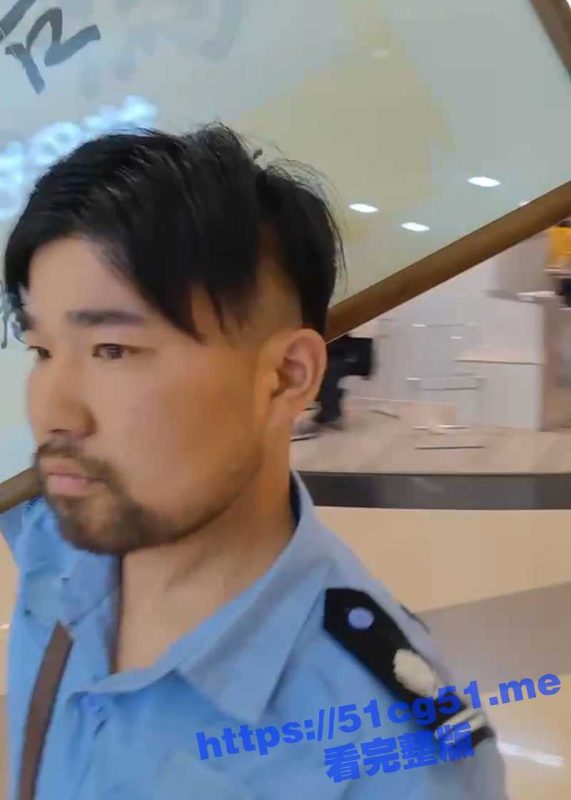 江苏某商场 一男子手持牌匾写着只喝娃哈哈蹭热度！实在是令人作呕了！-51吃瓜网