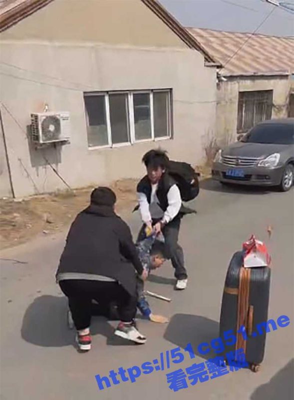 小伙赤手空拳1V2 毫不畏惧越战越勇 竟然打的对方不敢还手 这要是放古代必是大侠-51吃瓜网