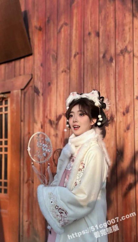 曾在非常6+1表演的童星 田佳子 西南民族大学汉服女神 初中高中便裸照满天飞 反差自慰摸逼被曝光！-51吃瓜网