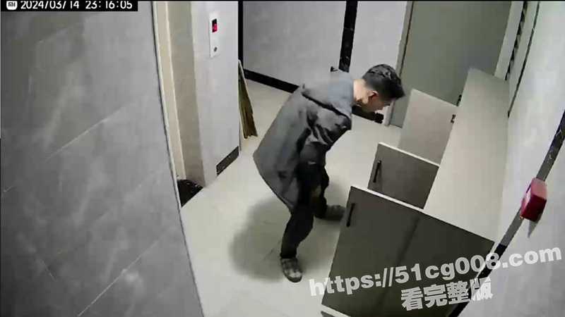四川 国奥公馆小区 大半夜的不睡觉 偷女邻居的鞋一边闻一边打飞机 被监控拍个正着 在业主群曝光 - 51吃瓜网-51吃瓜网