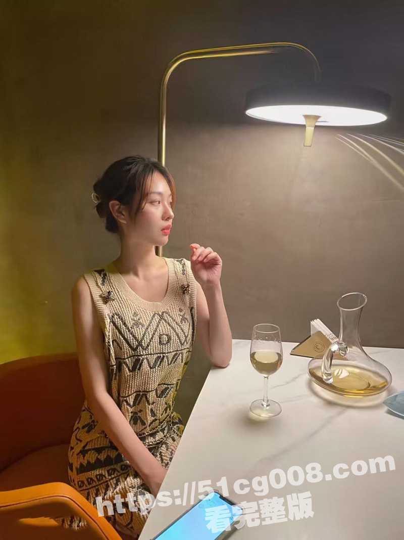 约炮 高颜值清纯美女 软磨硬泡三个月终于拿下 拍照是那么的优雅文静 床上就成了骚浪贱货 - 51吃瓜网-51吃瓜网