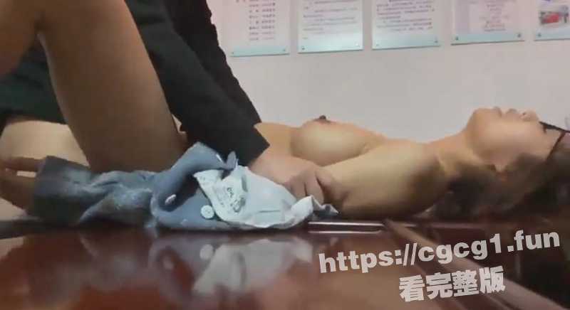 有事秘书干 没事干秘书 把秘书叫到办公室泻火 一边抽奶子一边辱骂 真是太爽了-51吃瓜网