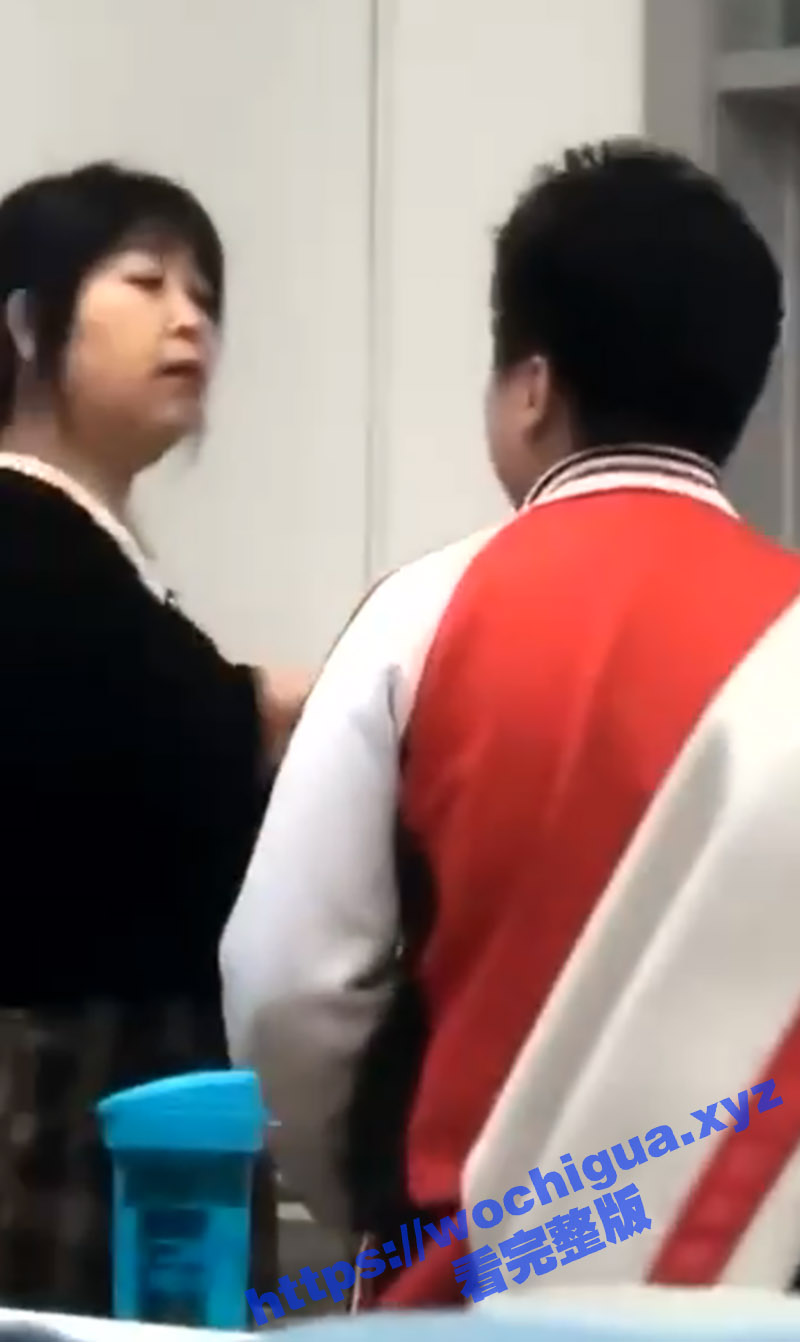 最新校园霸凌事件 老师打学生这算霸凌还是教育 严师出高徒也不能这么打吧 - 51吃瓜网-51吃瓜网