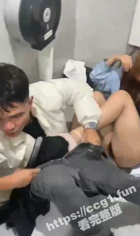 情侣在厕所操逼时被人破门而入 男友瞬间发怒直接把女友从自己的身上甩到便盆里 女友的黑森林都被看光了-51吃瓜网