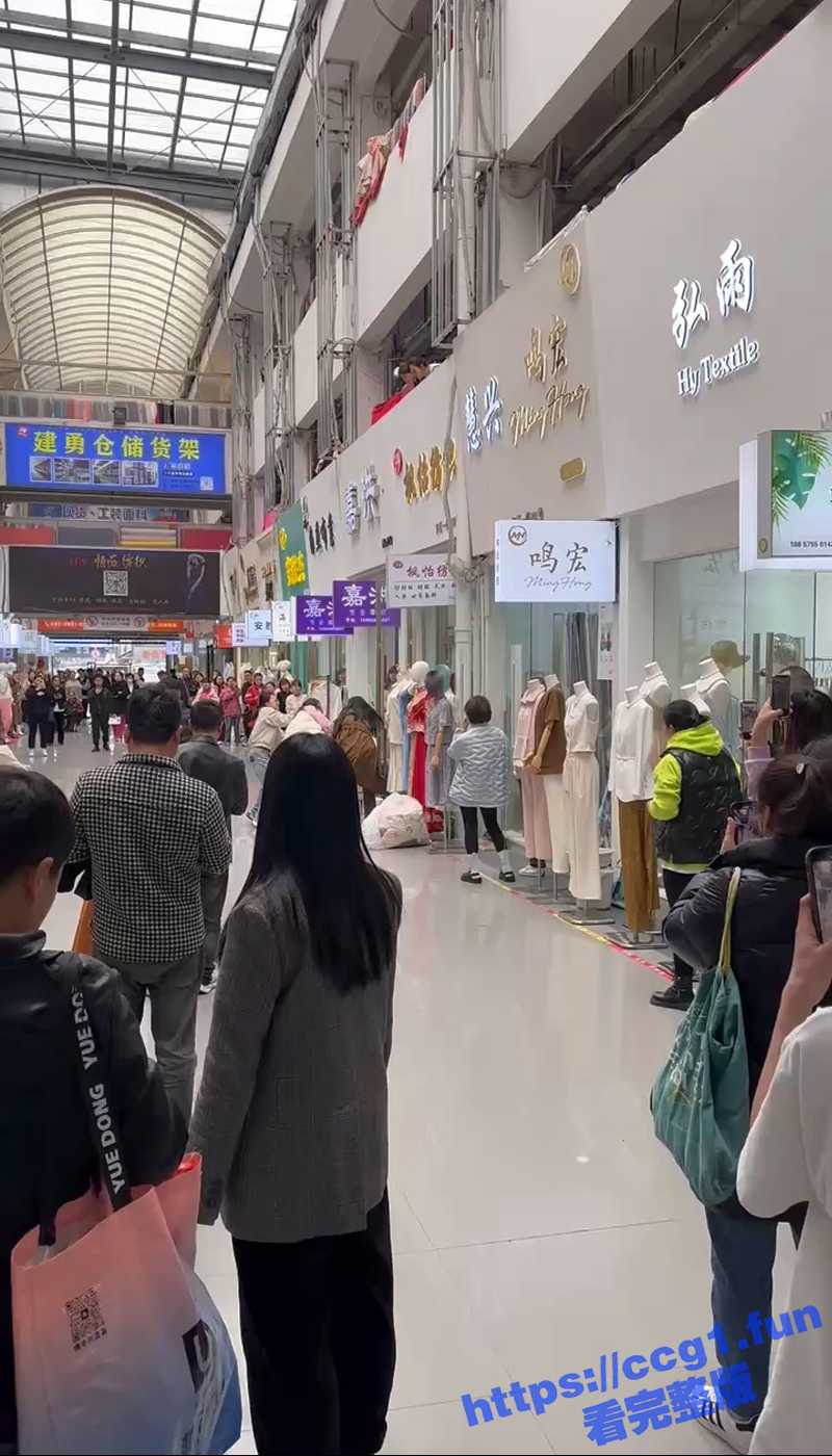 绍兴柯桥区 东区市场 原配前来暴打小三 扯头发 大骂知三当三 最终被警察带走！ - 51吃瓜网-51吃瓜网