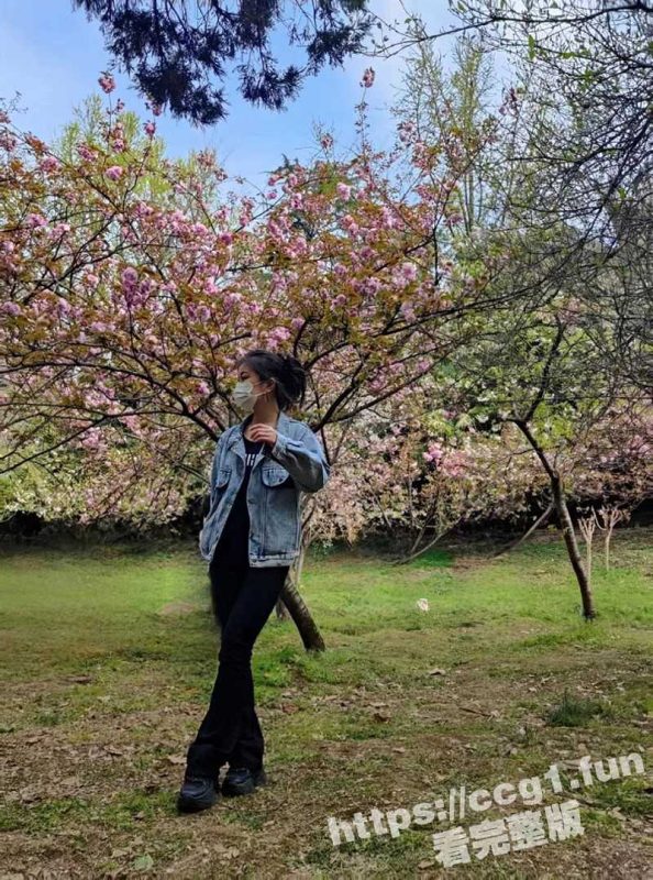 武汉已婚少妇 背着老公与情夫裸聊 谁知情夫转手就将裸聊录屏进行贩卖-51吃瓜网