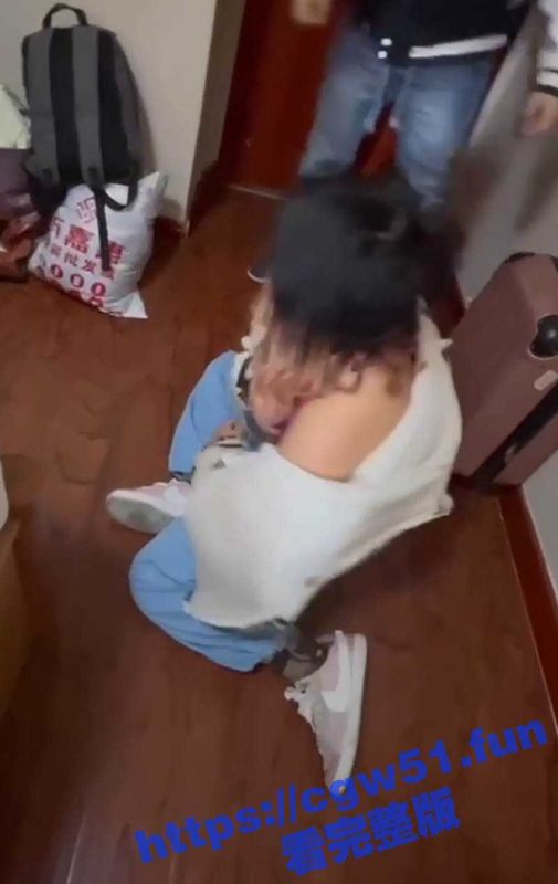 纹身小胖妹被社会小青年霸凌 平常欺负别人也会被欺负 强迫小胖妹自慰玩穴 看表情都要憋屈死了-51吃瓜网