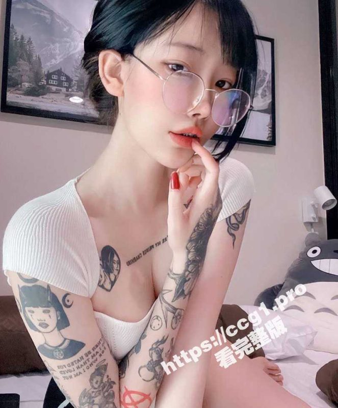 纹身花臂反差眼镜妹自拍自慰 当着猫猫的面自慰 猫猫都给看傻了 从来没见过这么骚的女人-51吃瓜网