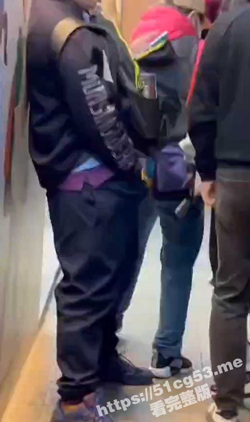 逆天！宁波某街头惊现变态男旁若无人的在人来人往的街头掏裆打飞机 手里还拿着手机边看边撸 - 51吃瓜网-51吃瓜网