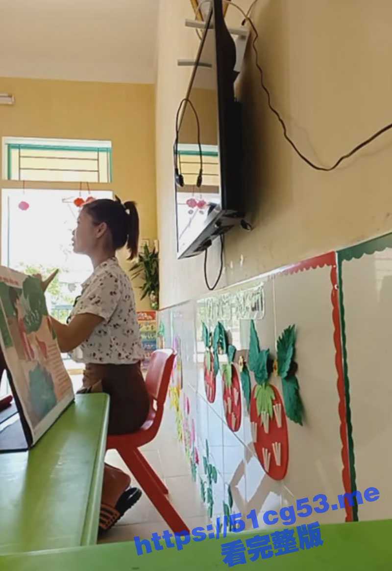 为人师表的幼儿园老师 带着跳蛋一边给孩子们上课 一边在黄网进行色情直播! - 51吃瓜网-51吃瓜网