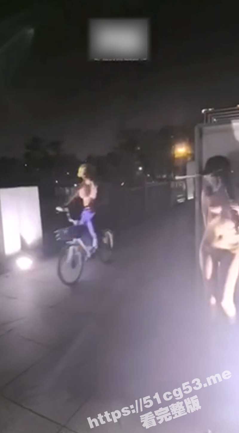 顶级户外露出骚货 冯珊珊FSS 当街人前全裸露出 大摇大摆的在街上裸奔 肆意妄为 路人都看懵逼了 - 51吃瓜网-51吃瓜网