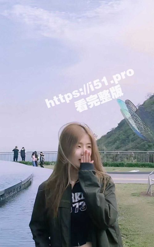 共享女友上线！表面清纯女友背地竟是个反差婊 叫上男友的好兄弟一起操自己玩3p 还可无套抽插、口爆吞精-51吃瓜网