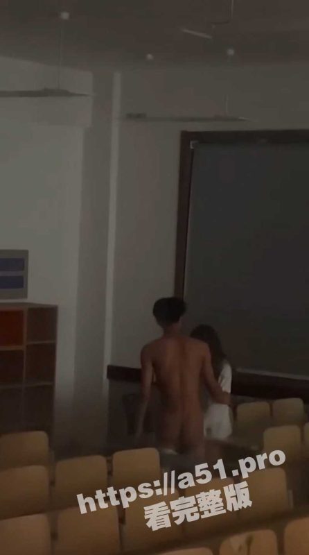江西工业职业技术学院  一对小情侣大白天在教室做爱被同学偷拍 两人就跟在家里一样脱的精光-51吃瓜网