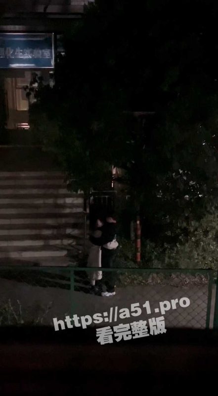 云南文化艺术职业学院卧云山校区理化生实验室前一对情侣激情热吻 上演活春宫 校友越拍越兴奋-51吃瓜网