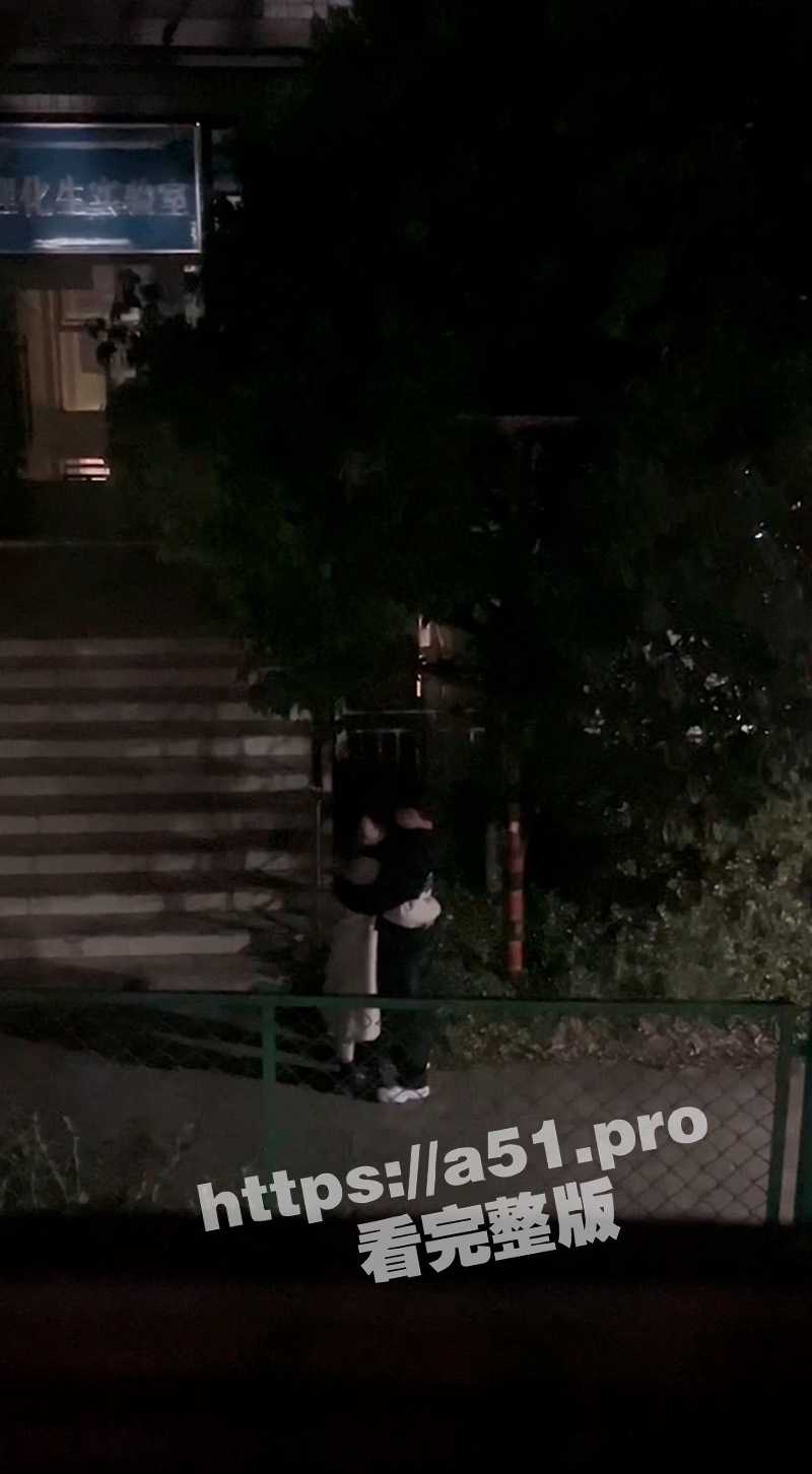 云南文化艺术职业学院卧云山校区理化生实验室前一对情侣激情热吻 上演活春宫 校友越拍越兴奋 - 51吃瓜网-51吃瓜网