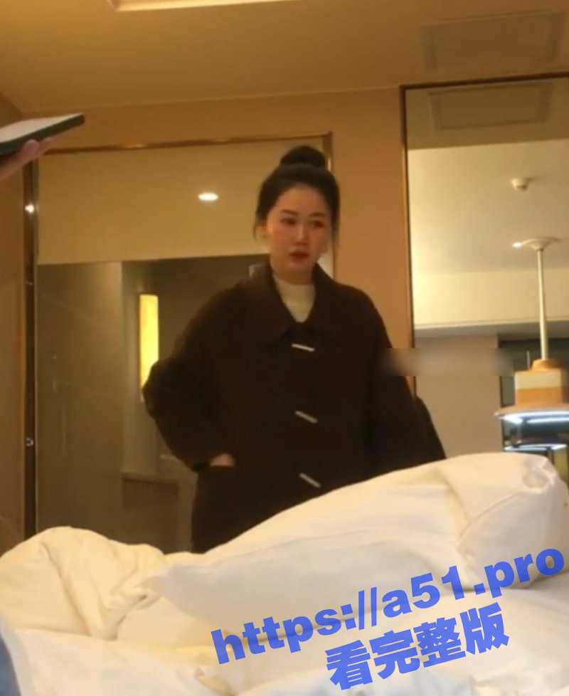 推特约炮大神Looks 约啪漂亮丸子头极品骚少妇 肤白貌美表情感觉不太愿意 但还是被操的嗷嗷叫 - 51吃瓜网-51吃瓜网