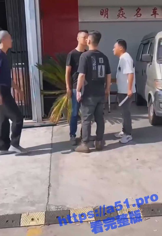 真是一场酣畅淋漓的口水战！湖北宜昌 两名男子发生口角互相吐口水 能动口就别吵吵！-51吃瓜网