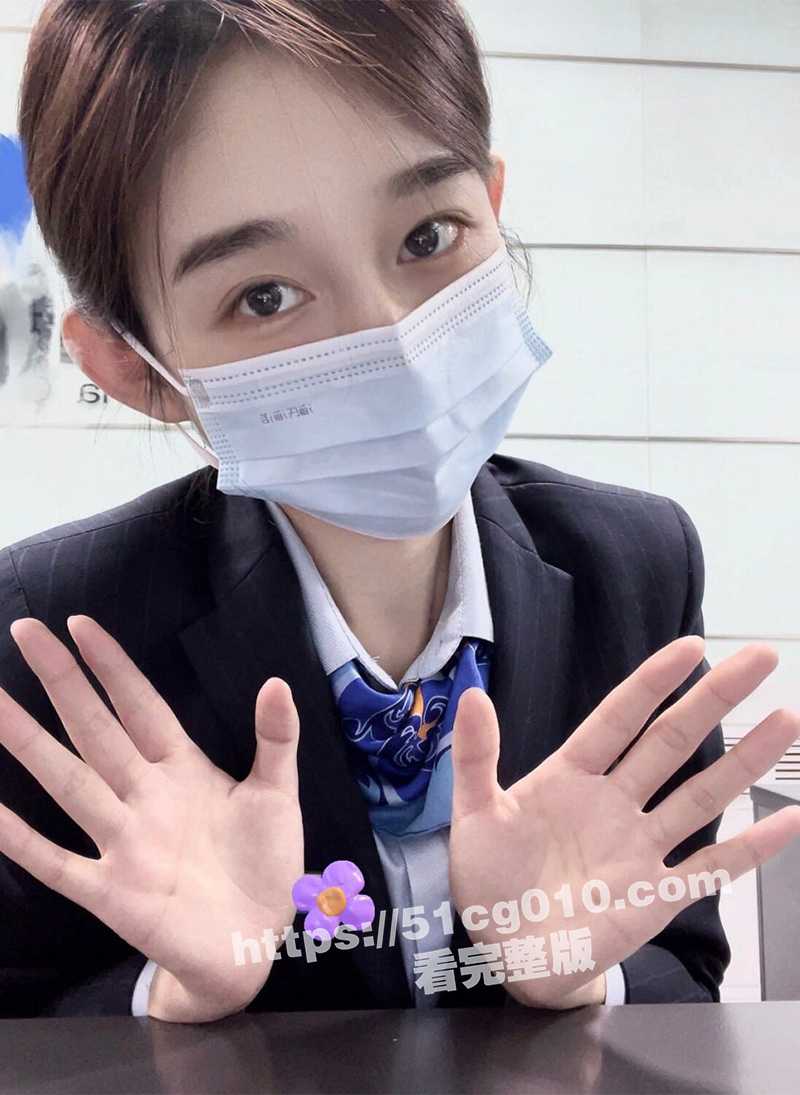 超漂亮的银行小姐姐下班和客户在厕所偷情 一边挨操还一边接电话 差点就被发现了 - 51吃瓜网-51吃瓜网
