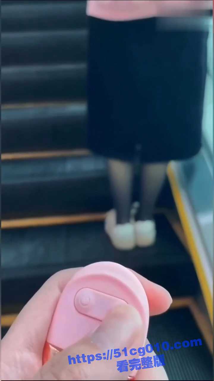 最新流出健身少妇女邻居 无线跳蛋逛商场 酒店门口射一脸 玩的就是刺激！ - 51吃瓜网-51吃瓜网