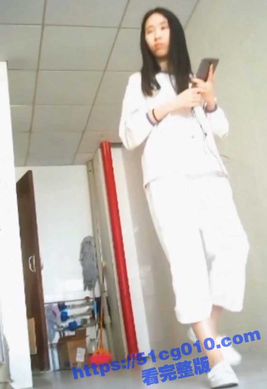 冒死偷拍公司美女同事上厕所 没想在这个骚货竟然在厕所自慰扣穴 好想上去帮帮她！-51吃瓜网