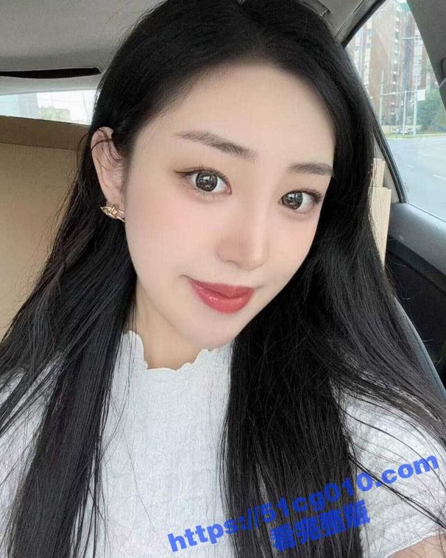 南京大学刚毕业的漂亮学姐被同城富二代拿下 露脸口交被强制按住深喉 对着镜子激情啪啪-51吃瓜网