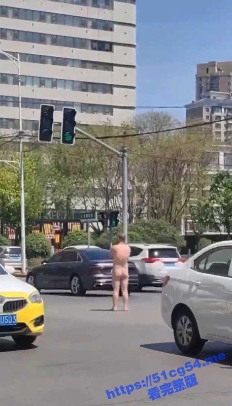 辽宁沈阳大马路上惊现裸男 闲庭信步地走在马路中间 还坐到汽车发动机盖上！-51吃瓜网
