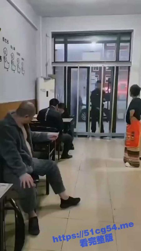 河北保定醉汉砸店 警察来了竟然还敢袭警 喝点酒不知道自己是谁了是吧！-51吃瓜网