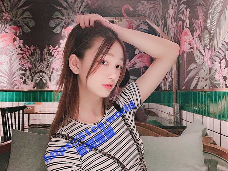 【前男友曝光】高颜值母狗跪着吃人大屌 平时做爱嫌口脏-51吃瓜网